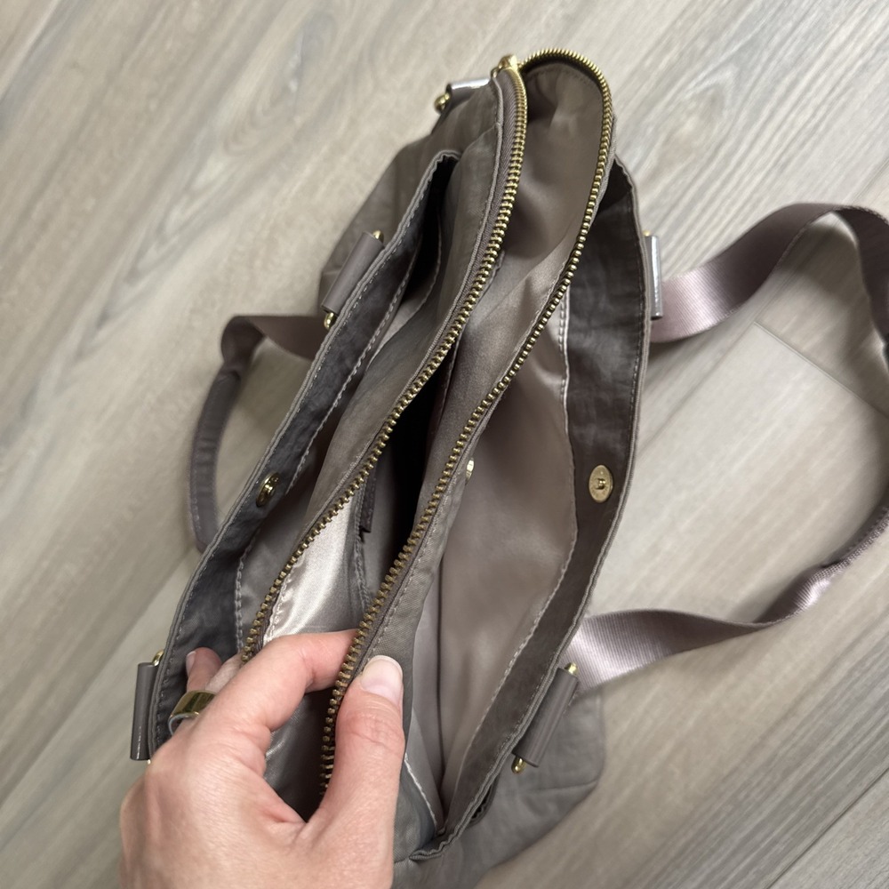 Kipling Dolan Nylon Patent Leather Shoulder Bag Beige Taupe Brown Gold Like New - Picture 5 of 16